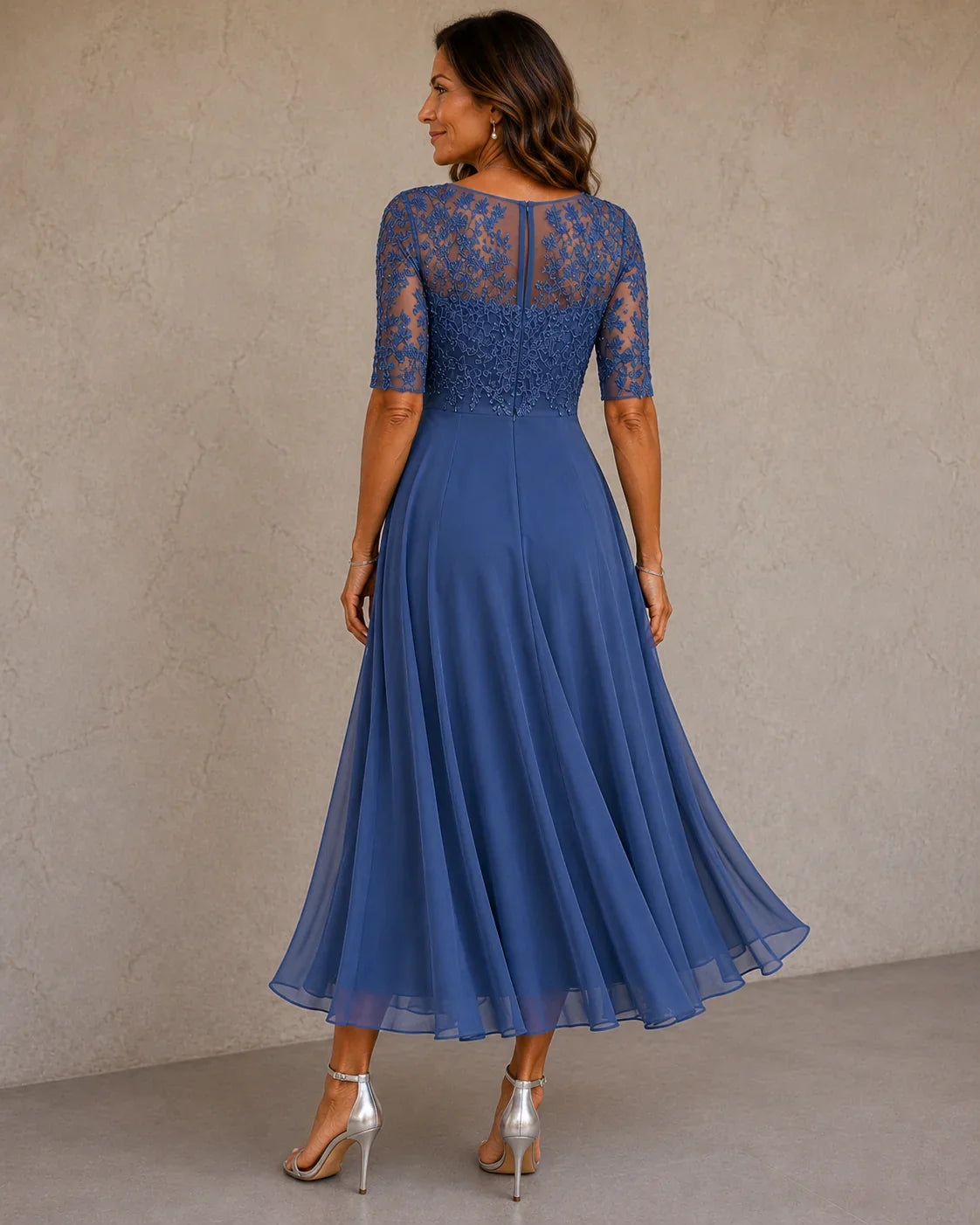 María | Elegante abito in pizzo e chiffon, prezzo di listino scontato