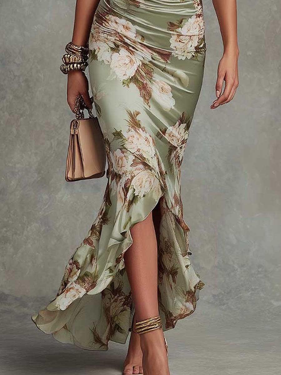 Anne™ | Lång, asymmetrisk klänning i grön satin med V-ringning, puffärmar och blommönster.
