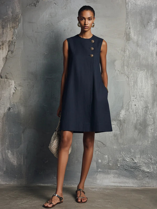 Mini abito da donna, stile minimalista e professionale, blu navy, collo rotondo, bottoni asimmetrici, tasca laterale, senza maniche.