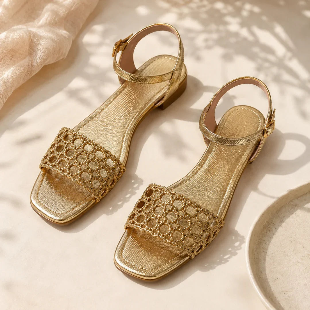 Aurora | Guldiga sandaler med sommarstämning