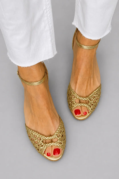 Isadora | Guldfärgade flätade sandaler