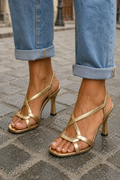 Elisabetta | Guldfärgade sandaler – Sommarens charm