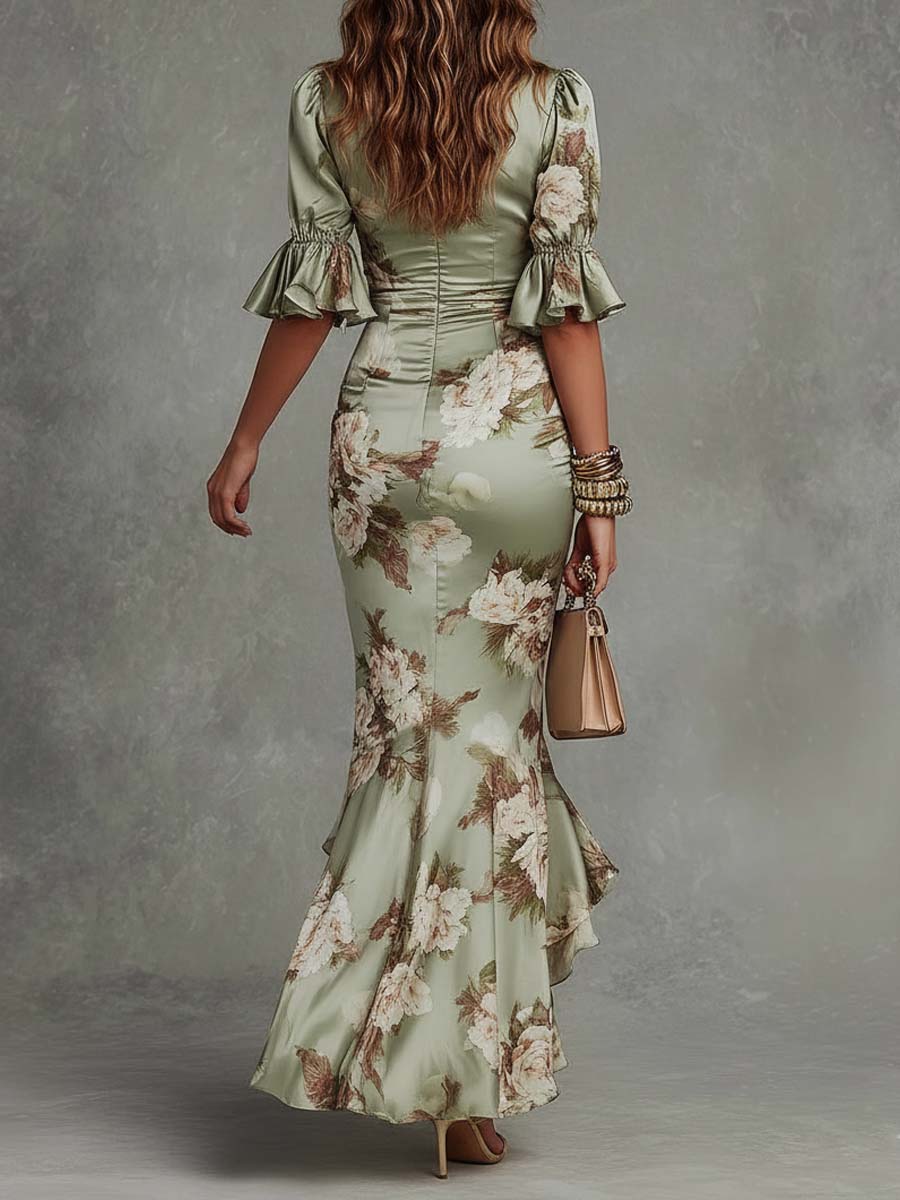 Anne™ | Lång, asymmetrisk klänning i grön satin med V-ringning, puffärmar och blommönster.
