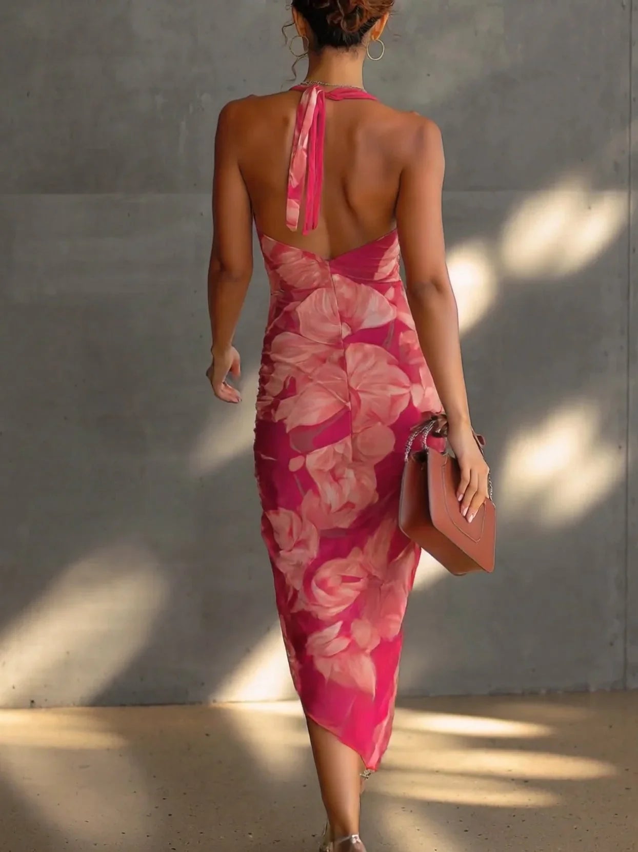 Mathilde | Abito fucsia aderente a fiori, con drappeggio laterale e spacco