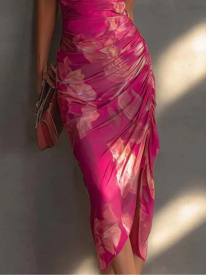 Mathilde | Abito fucsia aderente a fiori, con drappeggio laterale e spacco