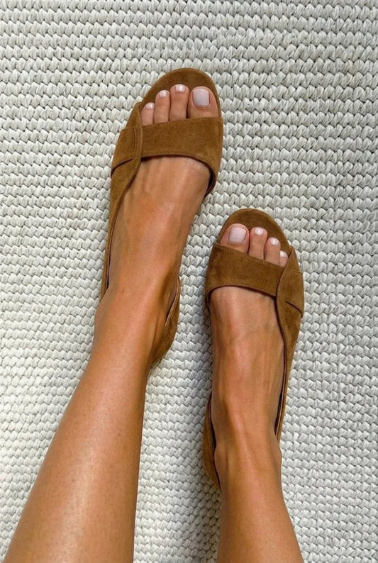 Relaxte suède sandalen met bandje achter en open teen.